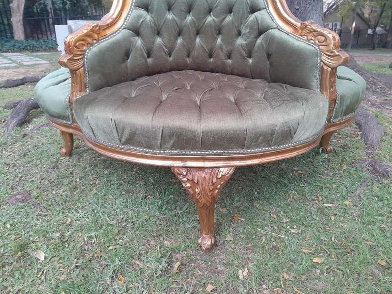 A 20th Century French Style Circular Gilt Wood Conversation Settee