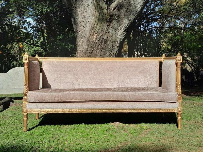 A French Louis XVI Style Carved Giltwood Settee / Day Bed