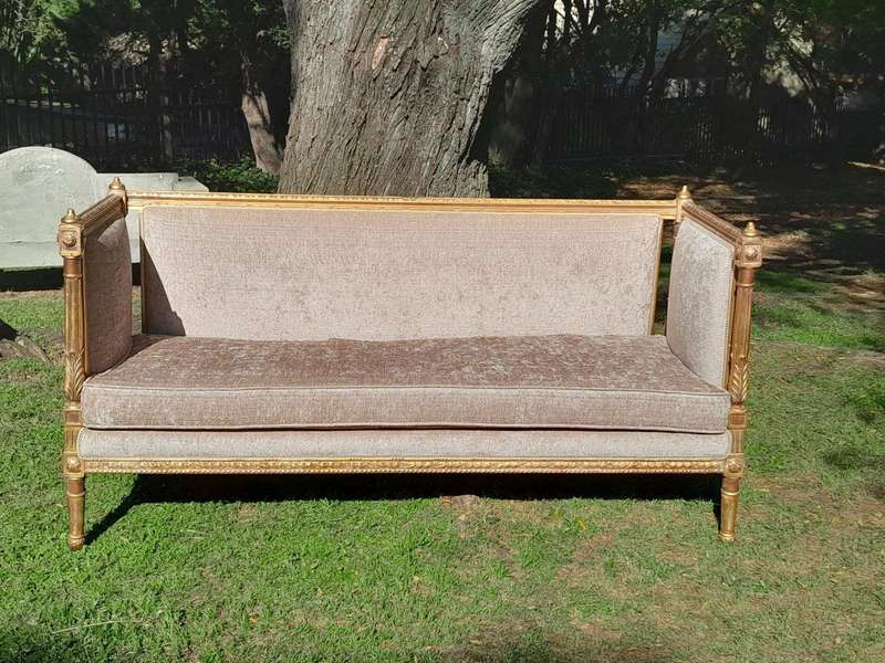 A French Louis XVI Style Carved Giltwood Settee / Day Bed