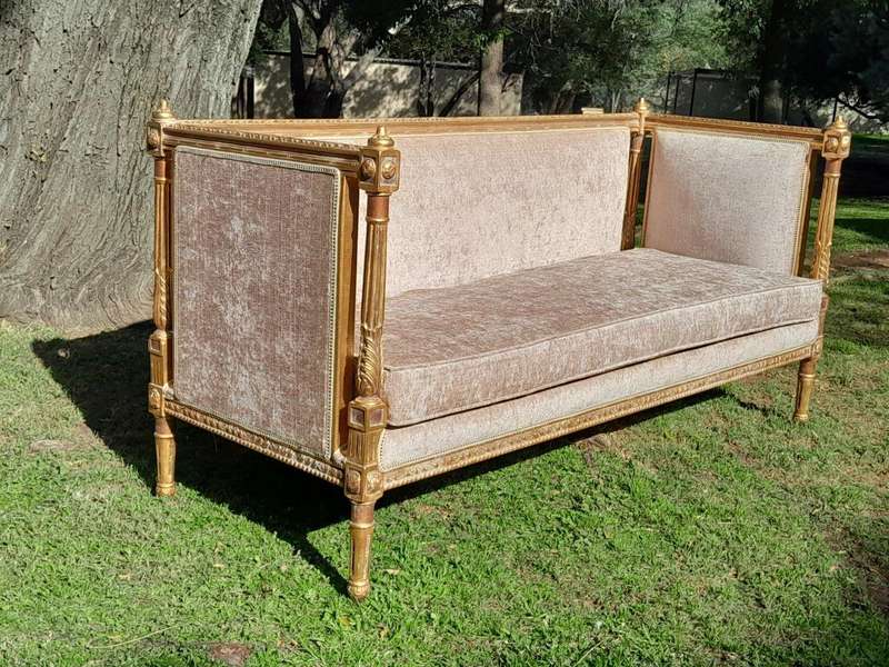 A French Louis XVI Style Carved Giltwood Settee / Day Bed