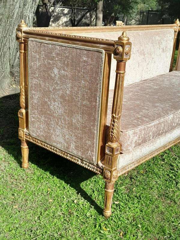 A French Louis XVI Style Carved Giltwood Settee / Day Bed