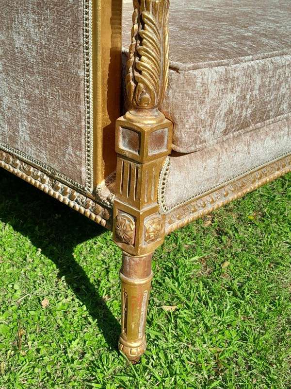A French Louis XVI Style Carved Giltwood Settee / Day Bed