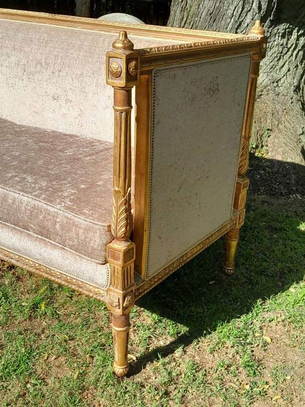 A French Louis XVI Style Carved Giltwood Settee / Day Bed