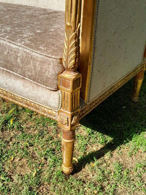 A French Louis XVI Style Carved Giltwood Settee / Day Bed