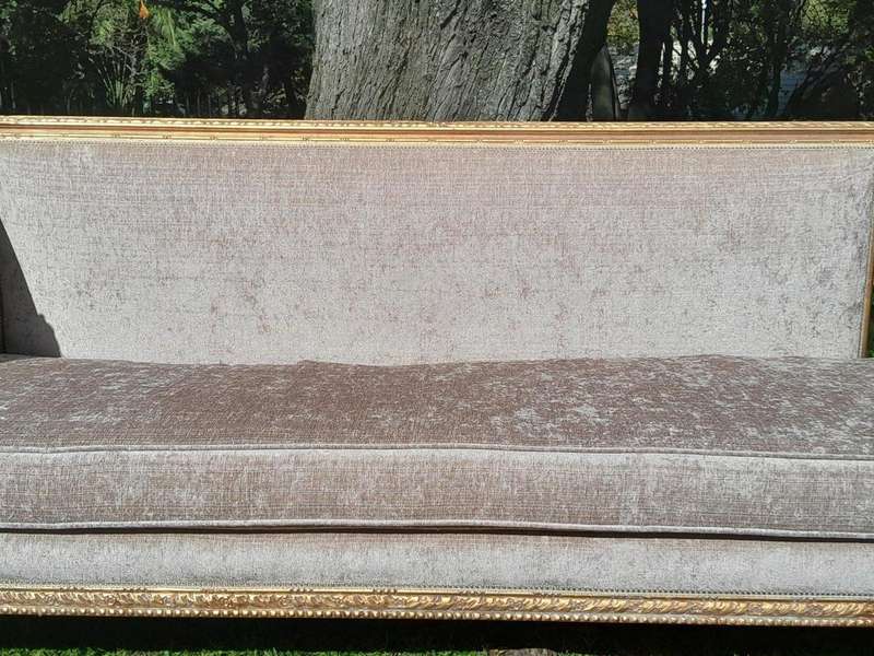 A French Louis XVI Style Carved Giltwood Settee / Day Bed