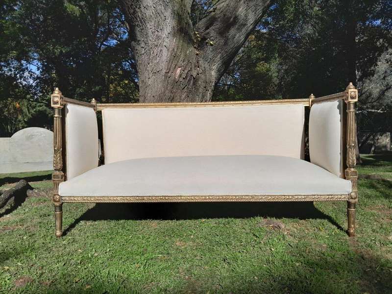 A French Louis XVI Style Carved Giltwood Settee / Day Bed