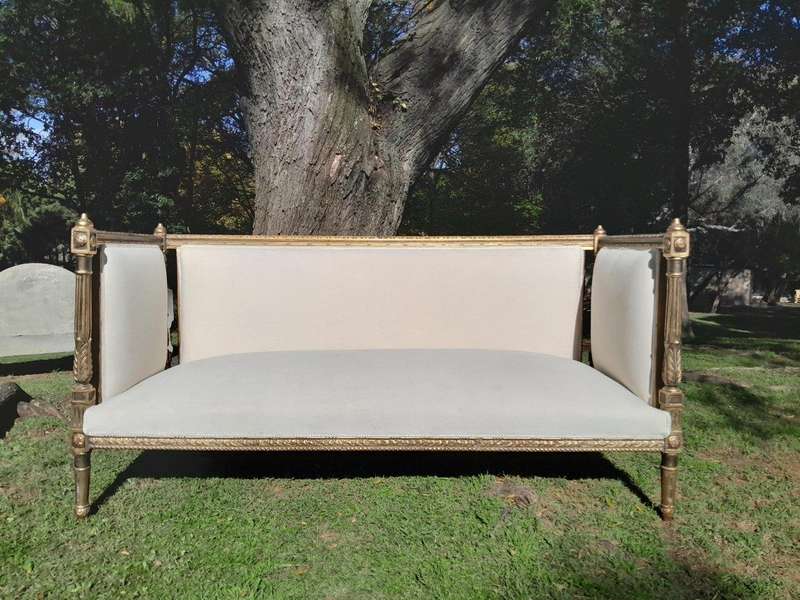 A French Louis XVI Style Carved Giltwood Settee / Day Bed