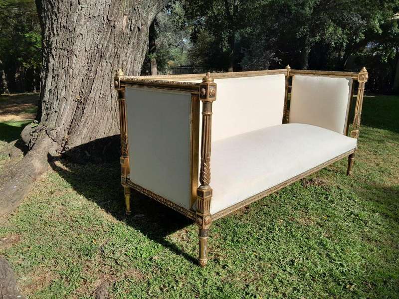 A French Louis XVI Style Carved Giltwood Settee / Day Bed