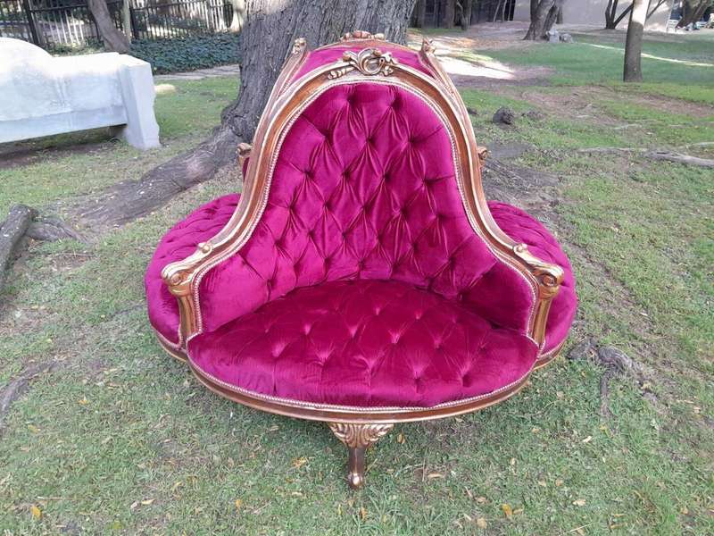 A 20th Century French Style Gilt Wood Circular Conversation Settee