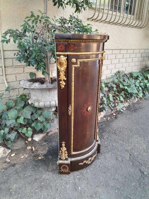 An Early 20thC French Style Mahogany Cabinet with Gilt Mounts, Gallery and Inlay
