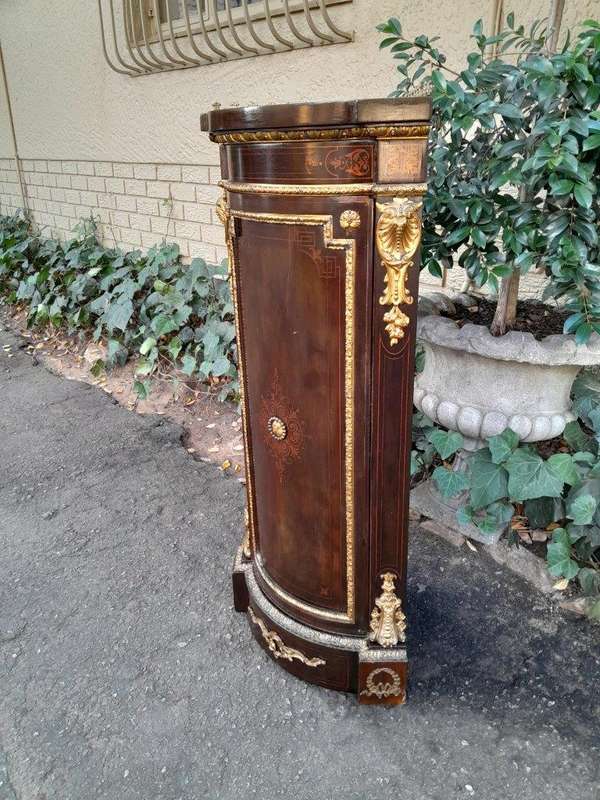 An Early 20thC French Style Mahogany Cabinet with Gilt Mounts, Gallery and Inlay