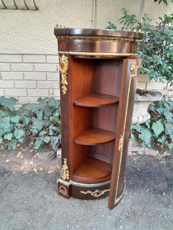 An Early 20thC French Style Mahogany Cabinet with Gilt Mounts, Gallery and Inlay