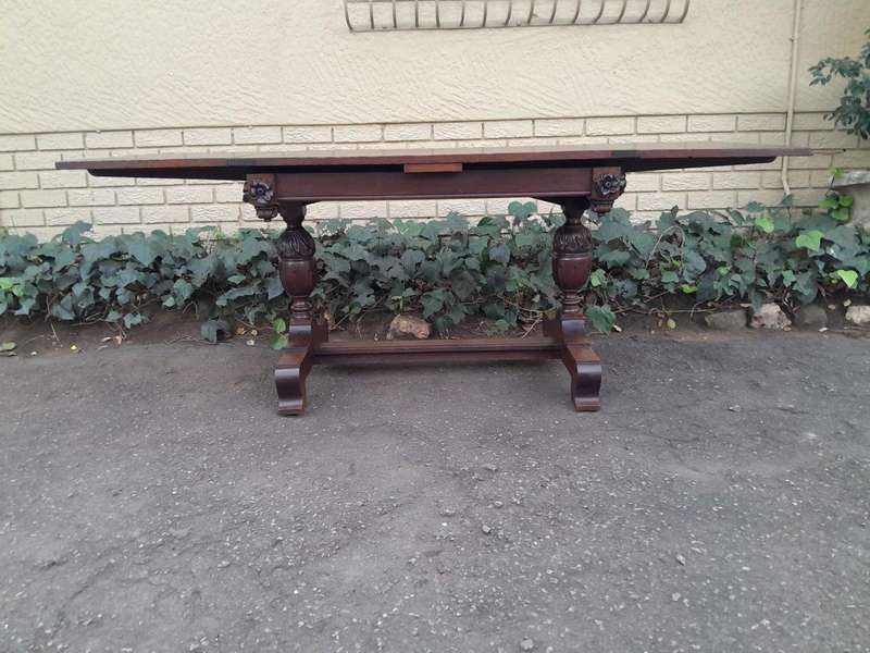 An Antique Edwardian Oak Dining Table With Two Extension Leaves