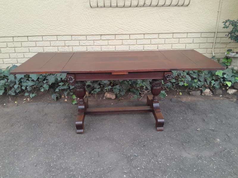 An Antique Edwardian Oak Dining Table With Two Extension Leaves