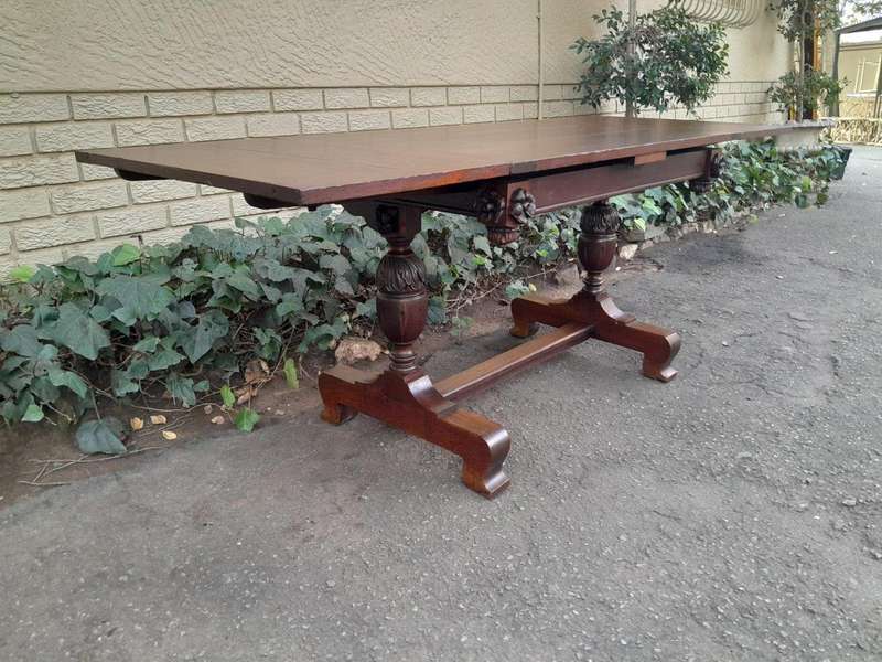 An Antique Edwardian Oak Dining Table With Two Extension Leaves