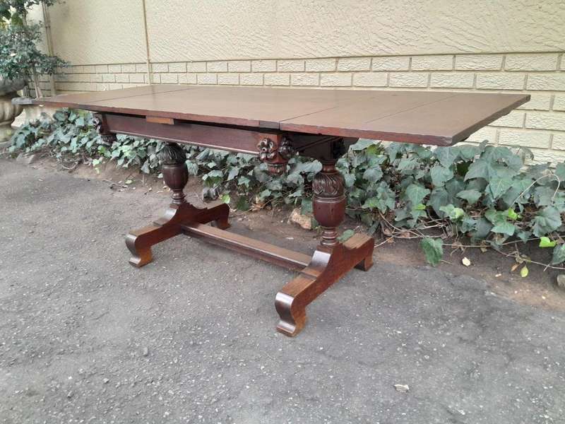An Antique Edwardian Oak Dining Table With Two Extension Leaves
