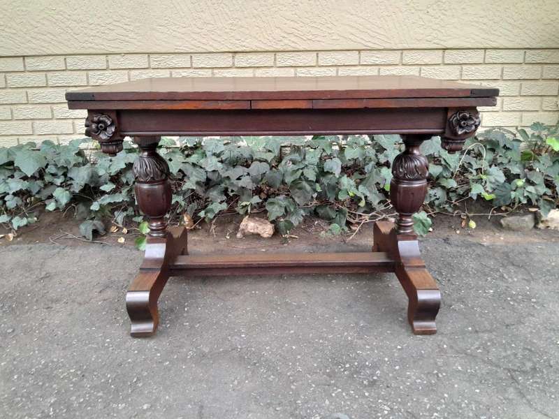 An Antique Edwardian Oak Dining Table With Two Extension Leaves