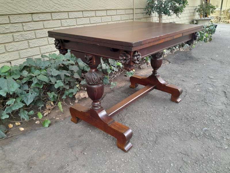 An Antique Edwardian Oak Dining Table With Two Extension Leaves