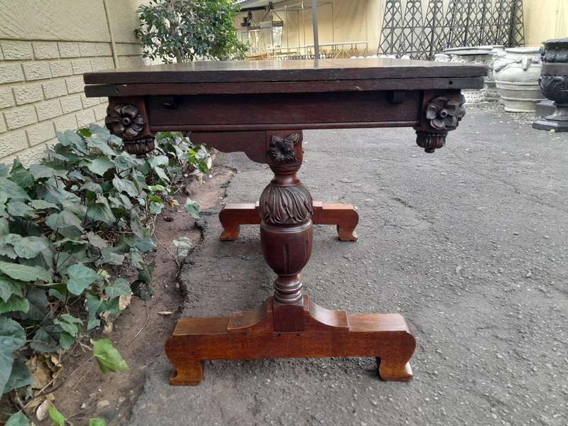 An Antique Edwardian Oak Dining Table With Two Extension Leaves
