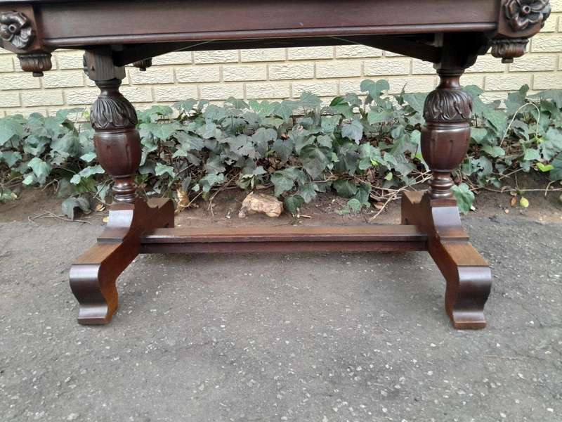 An Antique Edwardian Oak Dining Table With Two Extension Leaves