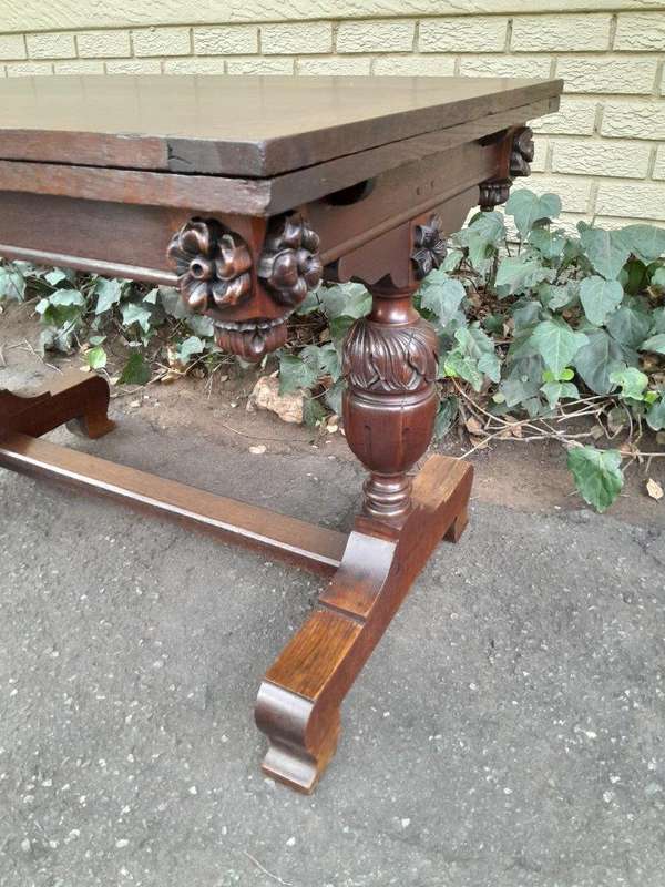 An Antique Edwardian Oak Dining Table With Two Extension Leaves