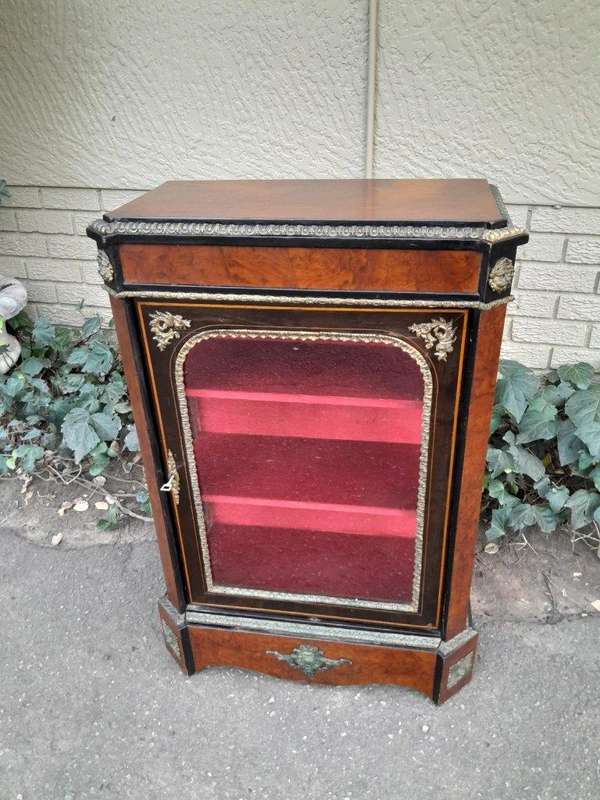 A 20th Century Victorian Mahogany And Ebonised Vitrine / Display Cabinet With Brass Mounts