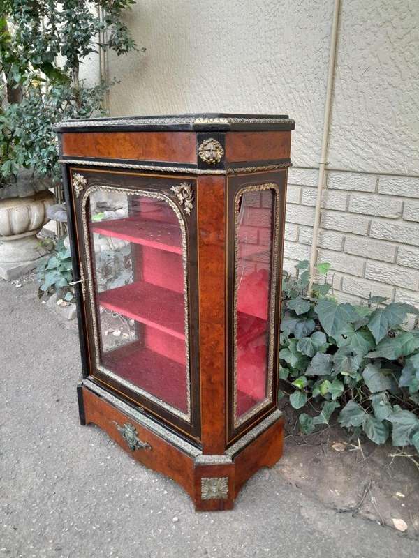 A 20th Century Victorian Mahogany And Ebonised Vitrine / Display Cabinet With Brass Mounts