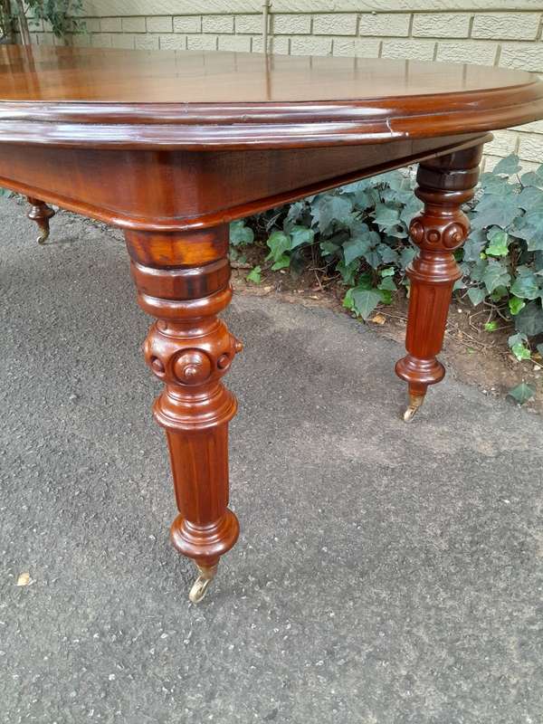 A 19th Century Antique Victorian Mahogany Extending Dining Table with Heavily Carved Legs on Bras...