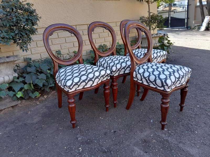 A 19th / 20th Century Victorian Set Of Four Mahogany Balloon Back Chairs