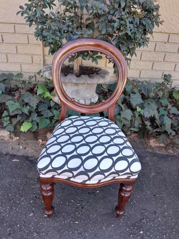 A 19th / 20th Century Victorian Set Of Four Mahogany Balloon Back Chairs