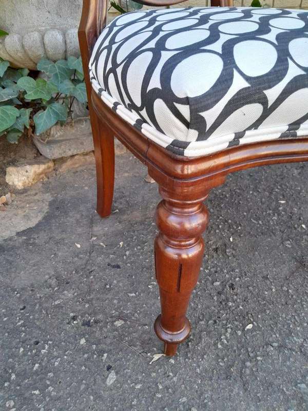 A 19th / 20th Century Victorian Set Of Four Mahogany Balloon Back Chairs