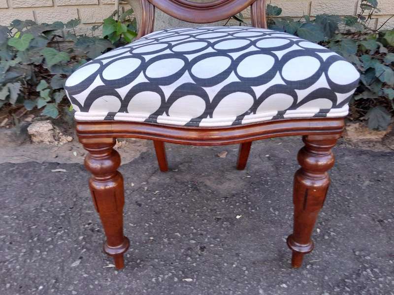 A 19th / 20th Century Victorian Set Of Four Mahogany Balloon Back Chairs