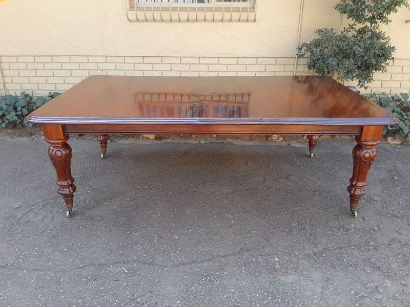A Late 19th Century Victorian Mahogany Dining Table on Heavily Carved Legs and Original Castors