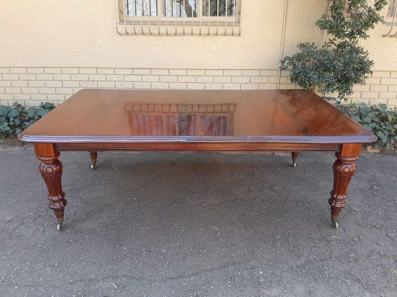 A Late 19th Century Victorian Mahogany Dining Table on Heavily Carved Legs and Original Castors