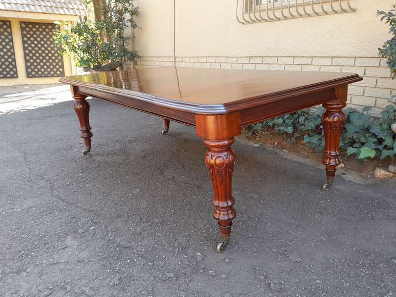 A Late 19th Century Victorian Mahogany Dining Table on Heavily Carved Legs and Original Castors