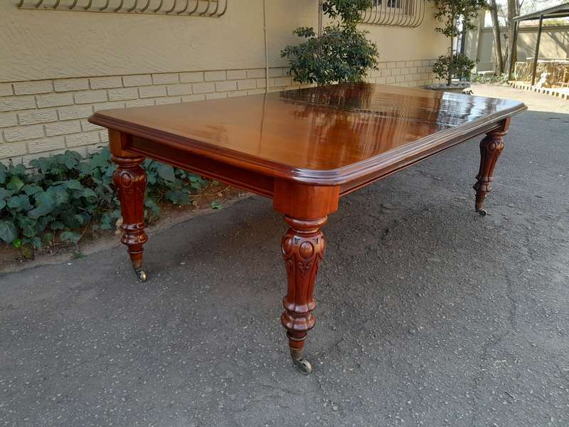 A Late 19th Century Victorian Mahogany Dining Table on Heavily Carved Legs and Original Castors