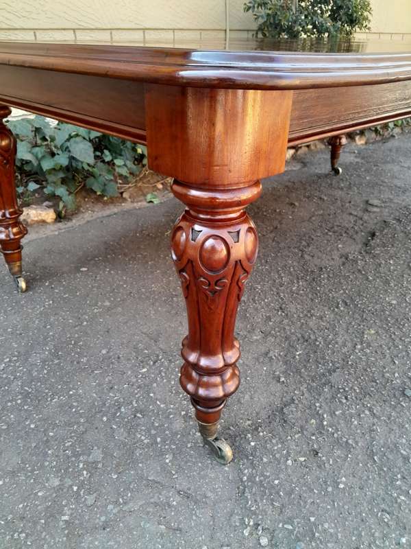 A Late 19th Century Victorian Mahogany Dining Table on Heavily Carved Legs and Original Castors