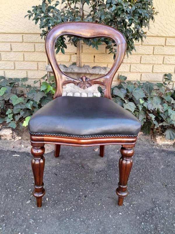 An Early 20th Century Victorian Set Of Ten Bustle Back Chairs Upholstered In Deep Button Leather
