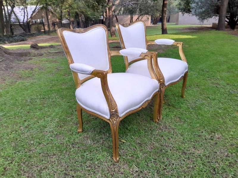 A 20th Century Circa 1920 Pair Of French Carved Giltwood Armchairs