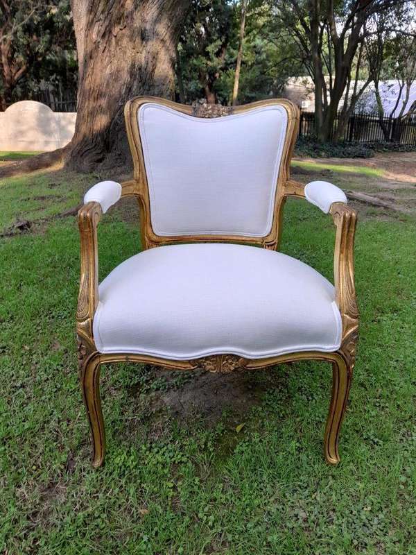 A 20th Century Circa 1920 Pair Of French Carved Giltwood Armchairs