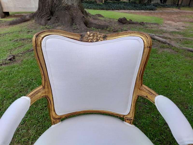 A 20th Century Circa 1920 Pair Of French Carved Giltwood Armchairs