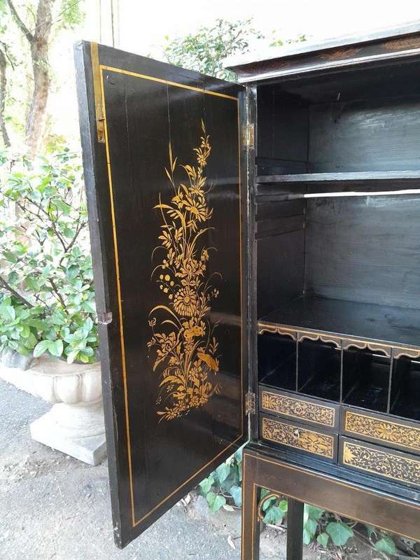 An 18th  / 19th Century Pair of English Chinoiserie Cabinets on Stands