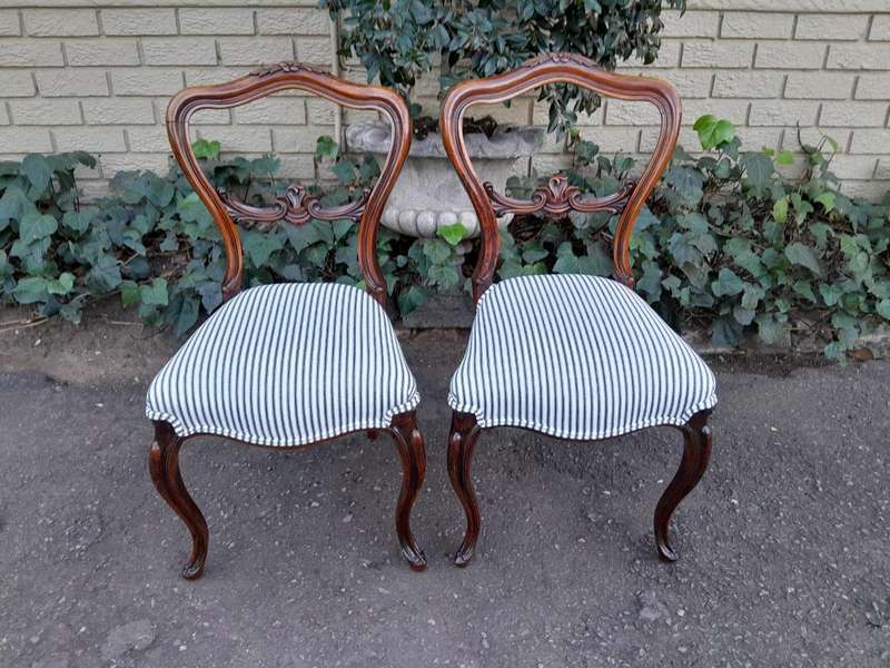 A 19th Century Circa 1880s Pair Of Victorian Mahogany Bustle Back Chairs