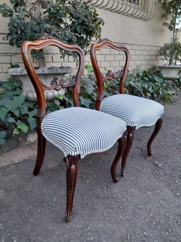 A 19th Century Circa 1880s Pair Of Victorian Mahogany Bustle Back Chairs