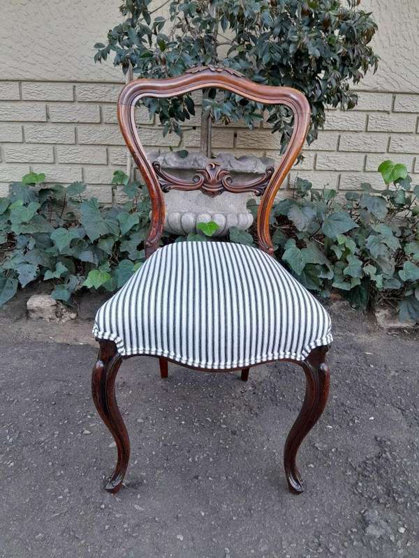 A 19th Century Circa 1880s Pair Of Victorian Mahogany Bustle Back Chairs