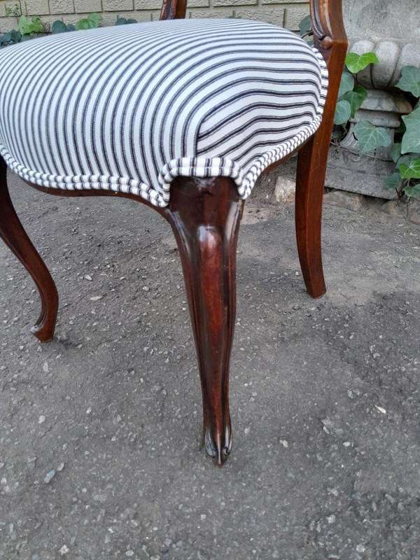 A 19th Century Circa 1880s Pair Of Victorian Mahogany Bustle Back Chairs