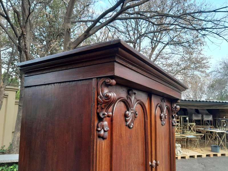A 19TH Century Antique Victorian Mahogany Linen Press With Drawers and Shelves