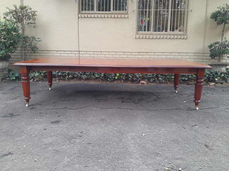 A 20TH Century William IV Style Mahogany Extension Dining Table With Two Leaves Extensions