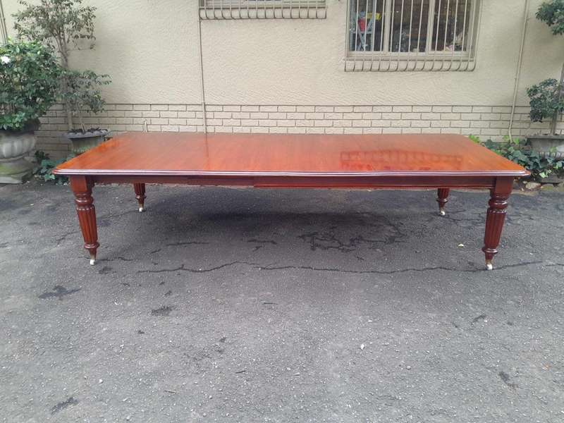 A 20TH Century William IV Style Mahogany Extension Dining Table With Two Leaves Extensions