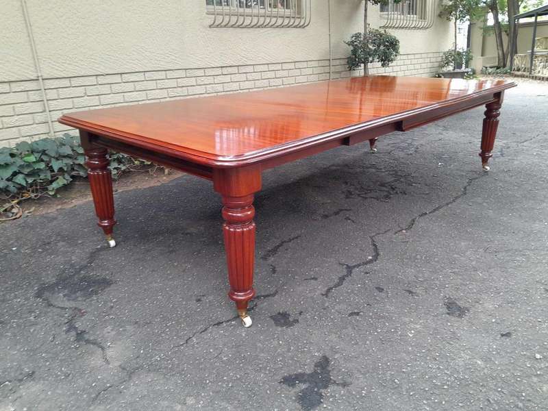 A 20TH Century William IV Style Mahogany Extension Dining Table With Two Leaves Extensions